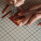Slim leathercraft knife with replaceable blade, perfect for precision cutting, trimming corners, and fine detail work. Easy to use and swap blades with a hex key. A great tool for clean, controlled cuts. Add it to your leatherworking setup today.