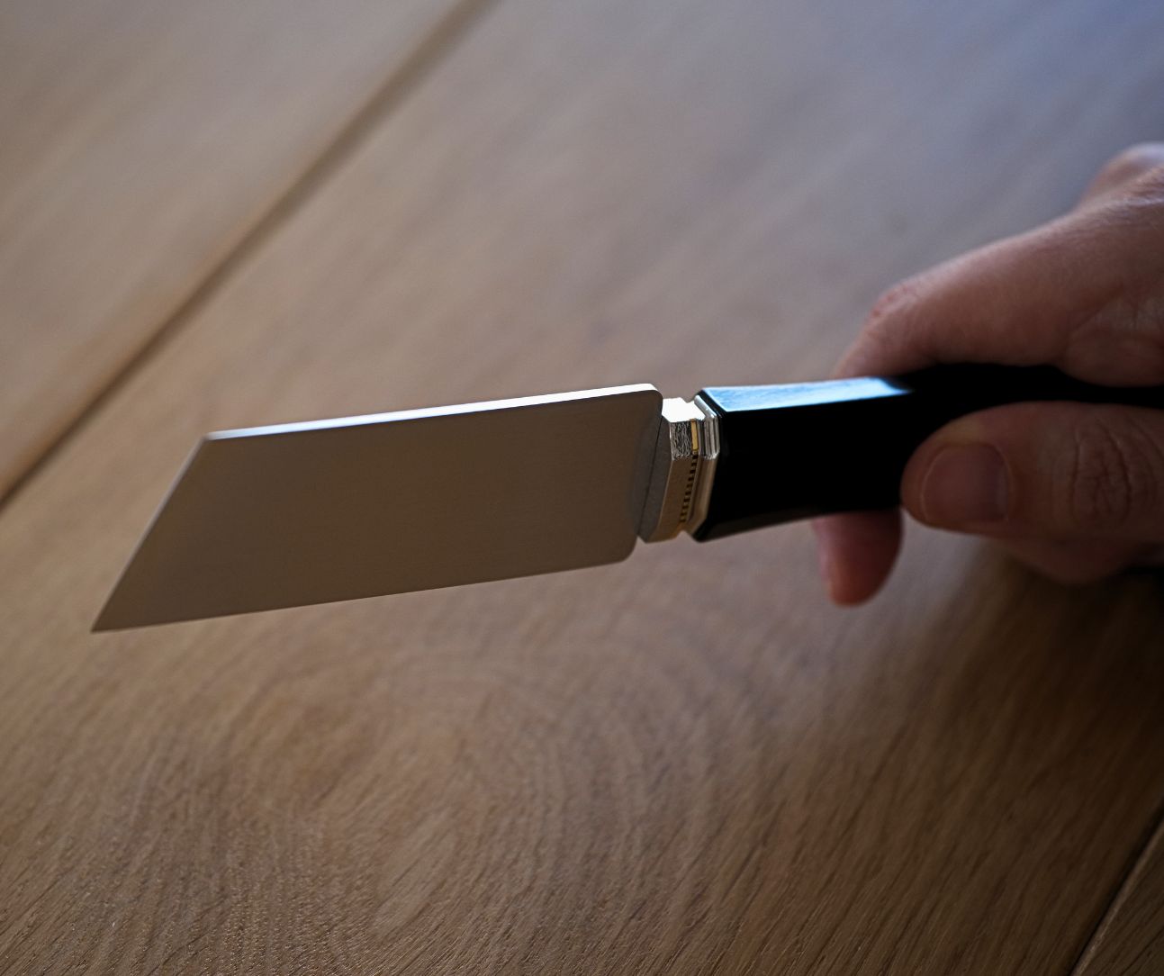 Precision leathercraft knife made with Böhler M390 powder steel for clean cutting, beveling, and fine decorative grooves. Features an ergonomic purple sandalwood handle and balanced HRC 60–62 hardness. Built for serious leatherworkers. Explore the tool today.
