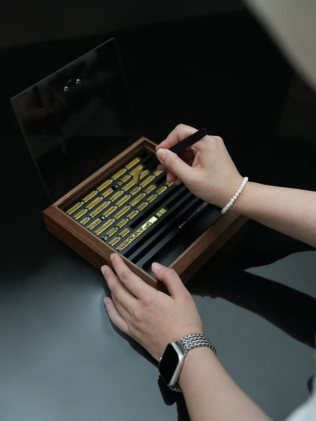 The modules sit securely in the grooves and don’t wobble or tilt easily, even when the box is moved