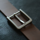 The overall design is simple yet rich in detail. The sleek side curves and smooth inner corners add to its minimalist elegance, giving it a refined, understated look. The buckle comes in a gray color that subtly shifts under different lighting conditions, creating a unique visual effect. We’ve provided photos with various backgrounds for you to see how it looks in different settings.