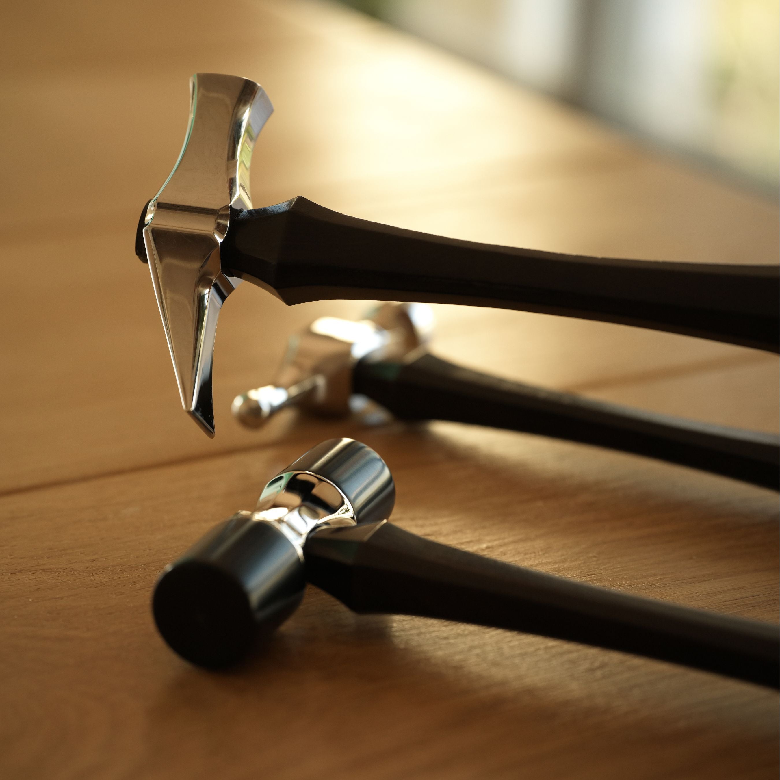 A practical leather stitching hammer for flattening stitch lines and tidying hand-sewn leatherwork. Made from heat-treated 440C stainless steel with a refined shape and balanced feel, it is especially useful for areas like wallet centers and other tight spots where pliers are harder to use.