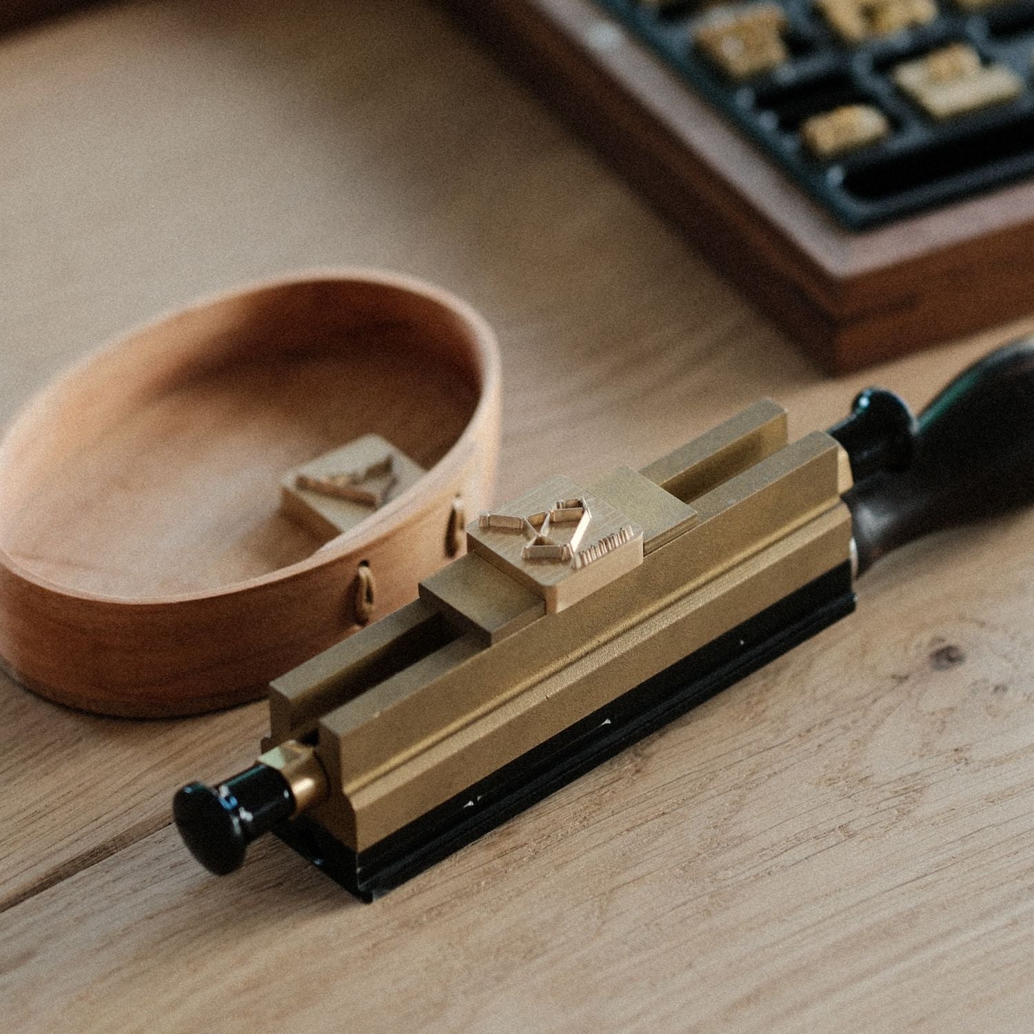The Type 2 Holder is a convenient choice for logo stamping and centered single-line text.It supports logo molds up to 6 × 8 cm and can also hold Maxita single-line movable type. This holder is especially useful when you often stamp names, initials, short words, or small logos and want easier alignment.