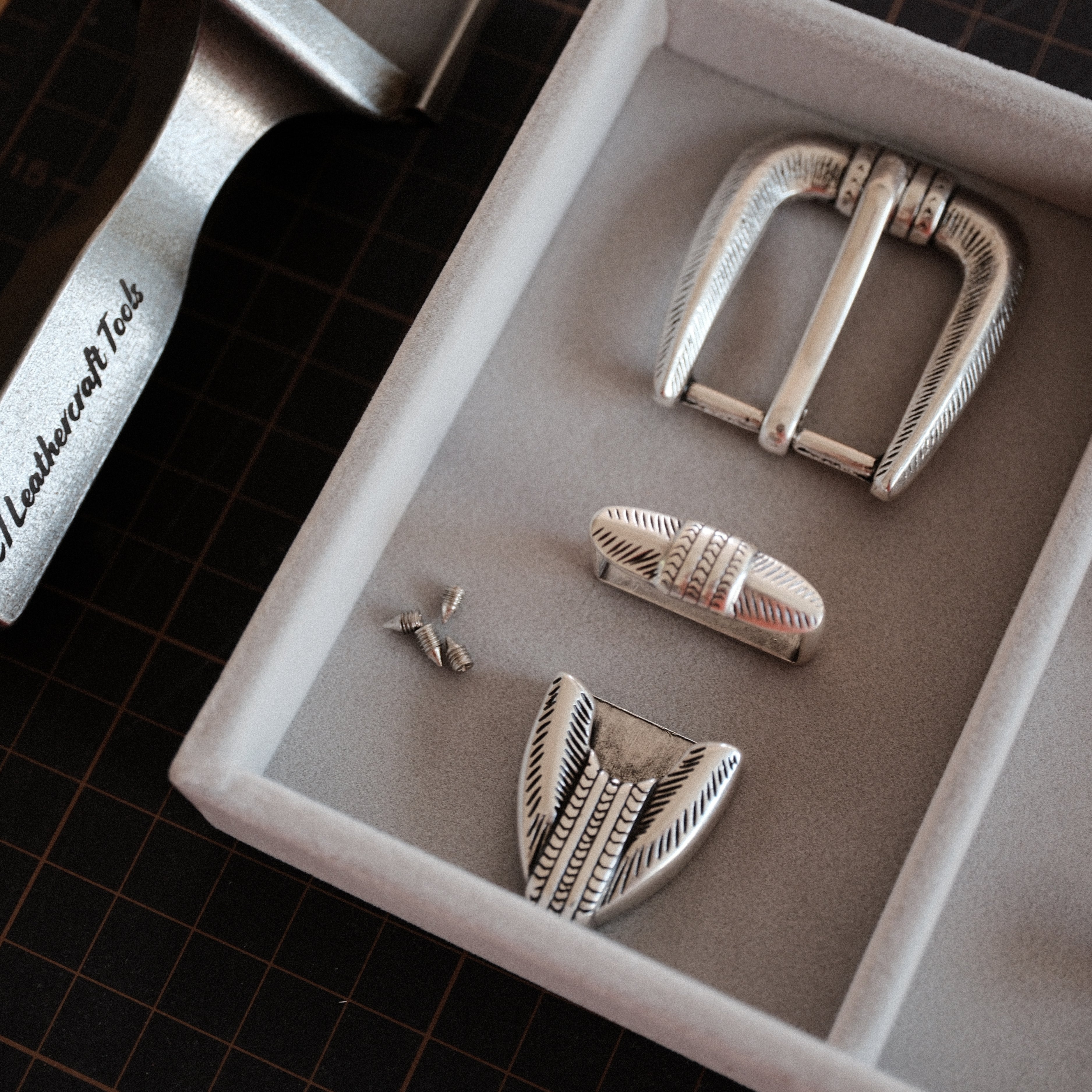 A 25mm American vintage 3-piece belt buckle set with engraved detailing and an antique silver-tone finish. Includes the buckle, keeper loop, and belt tip. Best used with leather straps around 25mm wide and 4mm thick.