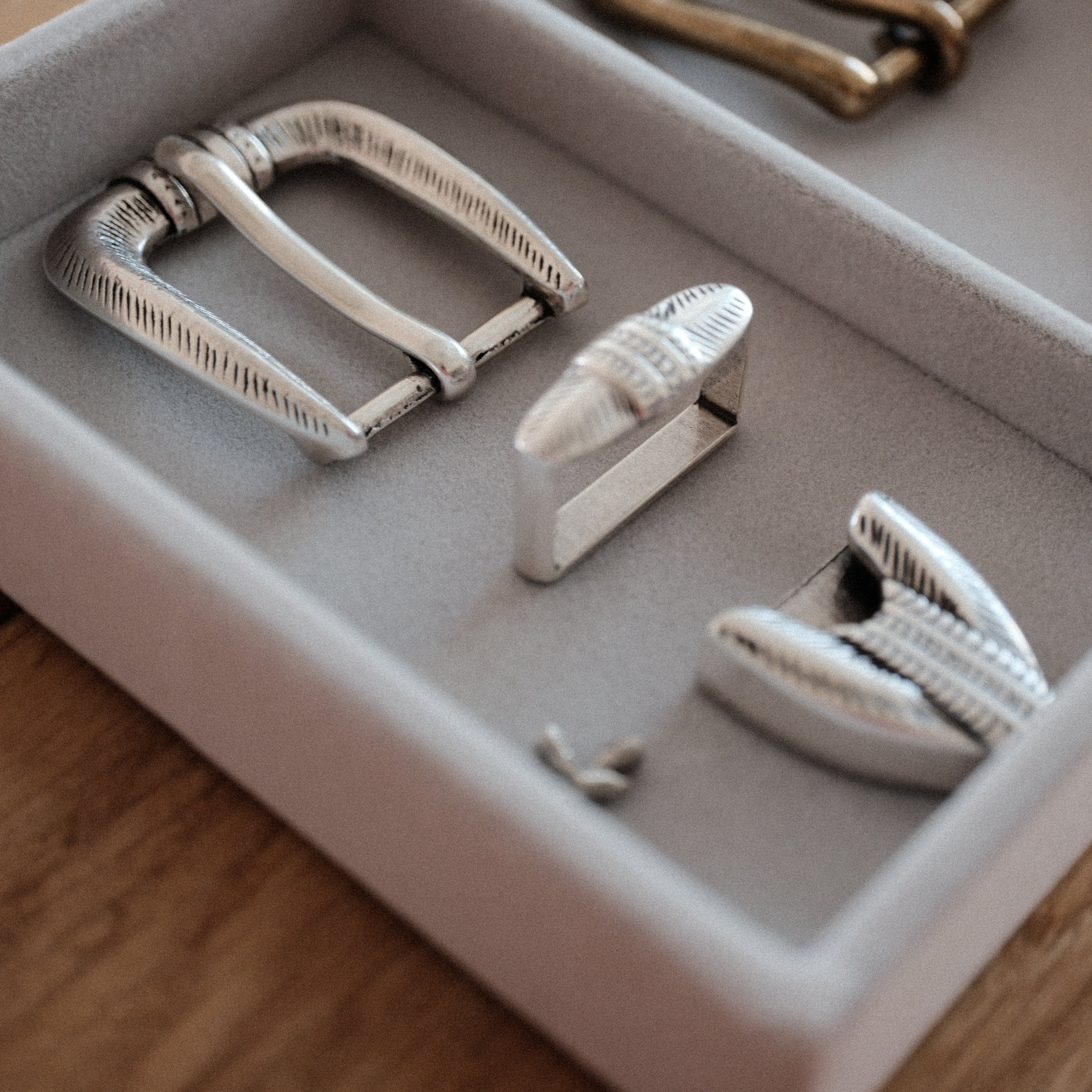A 25mm American vintage 3-piece belt buckle set with engraved detailing and an antique silver-tone finish. Includes the buckle, keeper loop, and belt tip. Best used with leather straps around 25mm wide and 4mm thick.