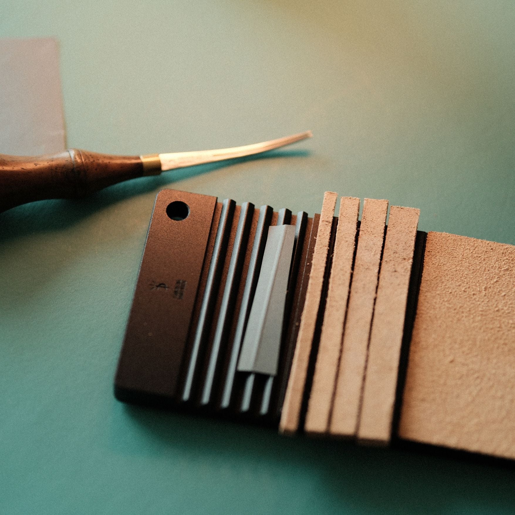 Sharpen your Yorkshine skivers, bevelers, and knives with this CNC aluminum board. Comes with pre-cut veg-tan leather and 3M adhesive. Compact, stable, and easy to use—ideal for everyday leatherwork. Try it on your desk or on the go.