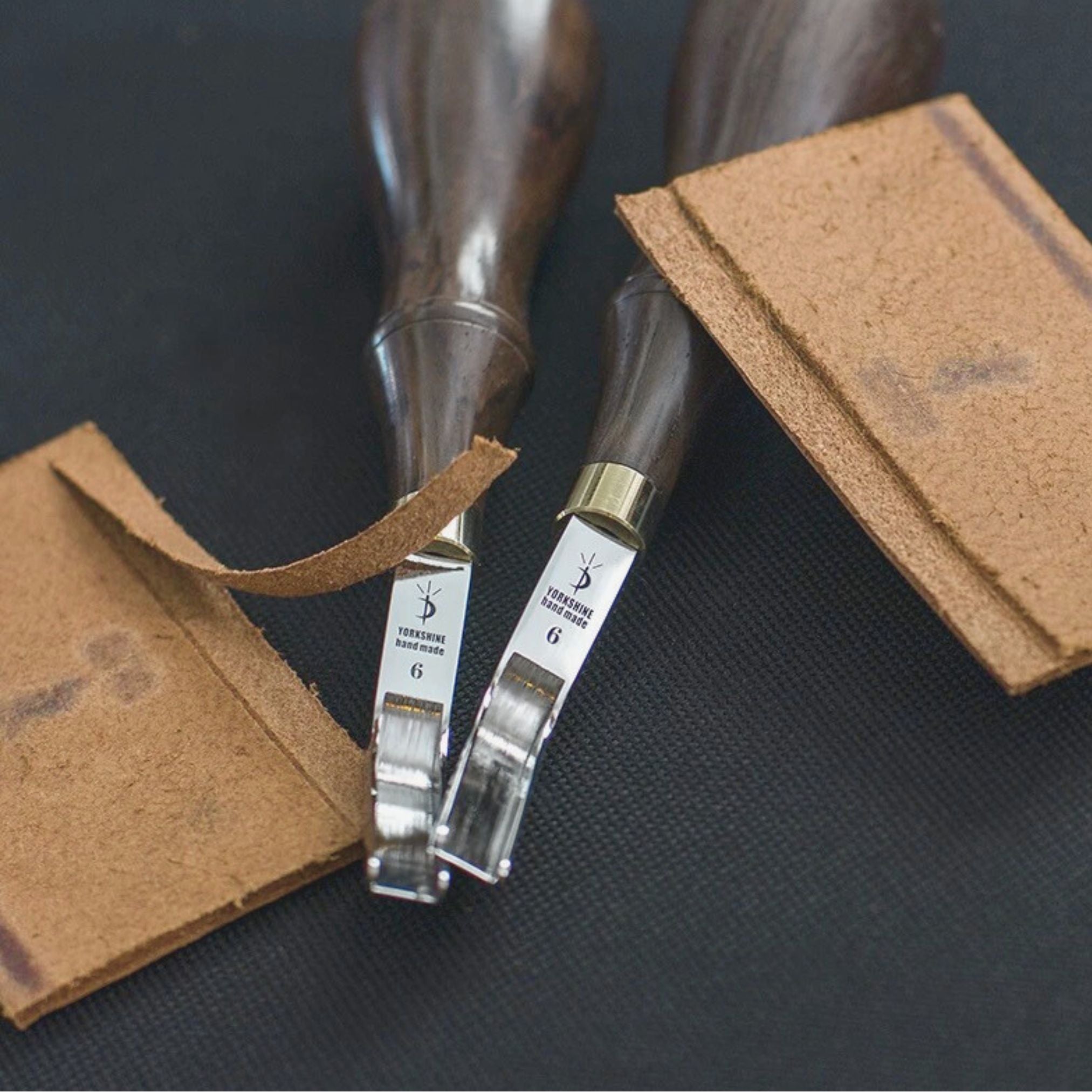 A precision wide skiver for clean thinning in gussets, folds, and raised leather edges. Features a sharp DC53 blade, 0.6mm edge guard, and ergonomic Z-handle. Ideal for small-area skiving and detail work. Designed for serious leathercrafters. Try it today.
