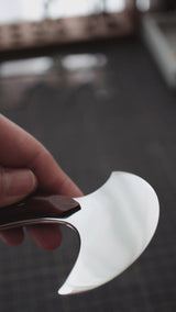 Developed in collaboration with SUI, this leather round knife is designed for smooth cutting, stable control, and comfortable everyday use. The special half-round blade shape makes it easier to apply pressure without straining your wrist, whether you are cutting straight lines, curves, or skiving leather edges.