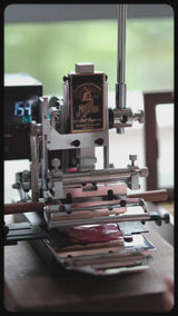 It is designed for hot foil stamping, debossing, and small-batch personalization on vegetable-tanned leather, paper, PVC, and similar materials. A lovely choice for leatherworkers, stationery makers, small studios, and anyone who enjoys tools with a bit more soul.